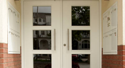 Haus - Eingangstür: moderne Fenster & Tür von Müller Tischlerei GmbH&Co KG