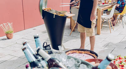 CONE Holzkohlegrill: minimalistischer Garten von höfats GmbH