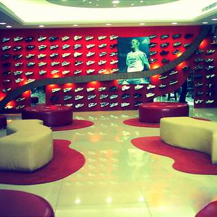 Rebook Shoe: Office spaces & stores by Design Atellier