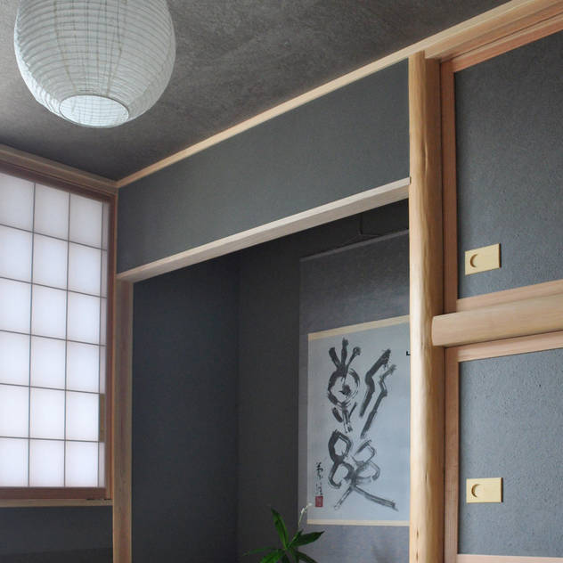 茶室床の間・襖紙と天井は西ノ内手漉き和紙: 樹・中村昌平建築事務所が手掛けたアートです。