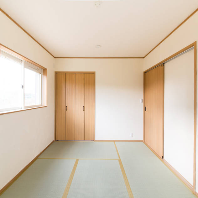 漆喰と木とナチュラルデザインの家: コンフォート建築設計工房が手掛けた寝室です。