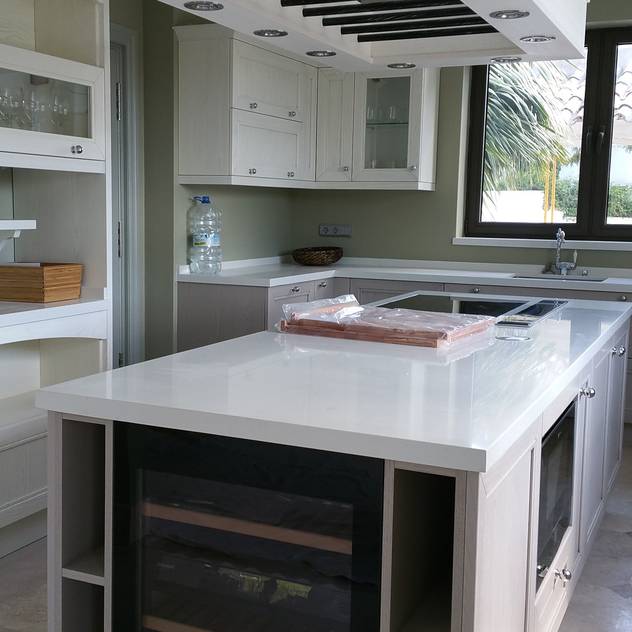 Encimera Silestone y Modulo suspendido con focos led y barras para colgar: Cocina de estilo de Decodan Interiores
