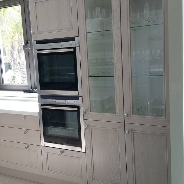 Muebles columnas despensas y vitrinas transparentes: Cocina de estilo de Decodan Interiores