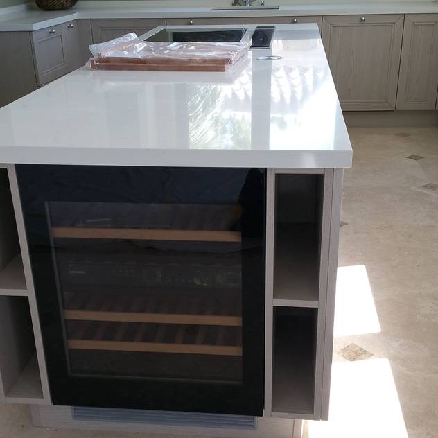 Vinoteca integrable bajo encimera Liebherr: Cocina de estilo de Decodan Interiores