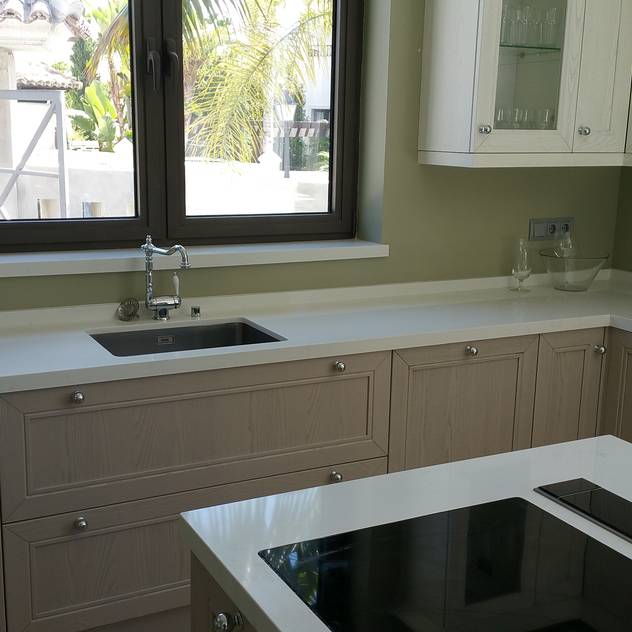 Fregadero bajo encimera y grifo de diseño clásico de Franke: Cocina de estilo de Decodan Interiores