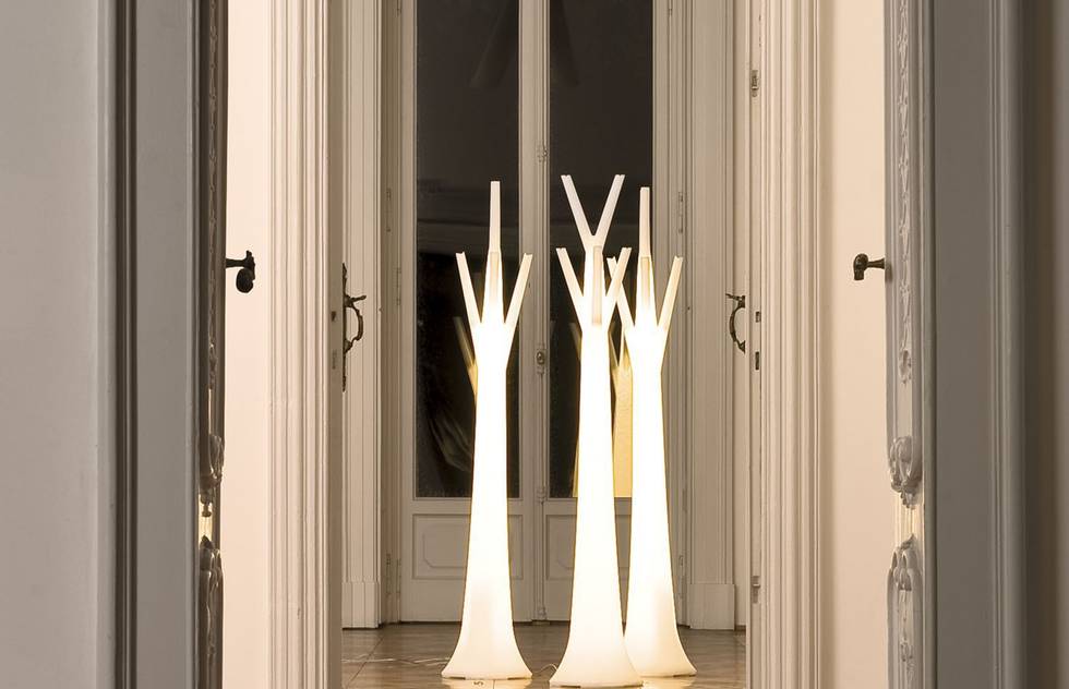 Tree Light de Bonaldo: Vestíbulos, pasillos y escaleras de estilo de Ociohogar