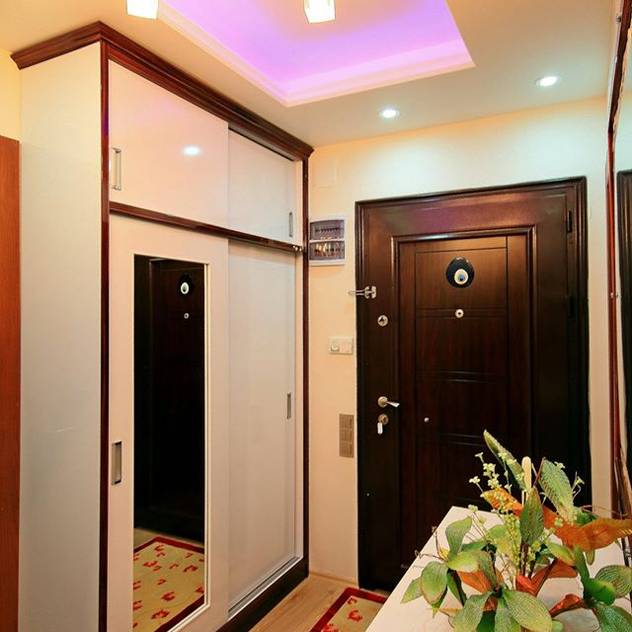 Pasillos, vestíbulos y escaleras  de estilo translation missing: ar.style.pasillos-vestíbulos-y-escaleras-.moderno por Akdeniz Dekorasyon