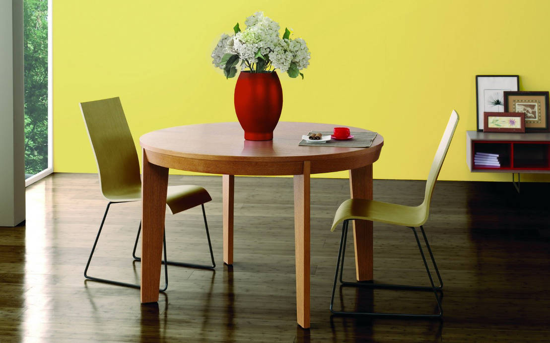 Sentados alrededor de una mesa redonda extensible