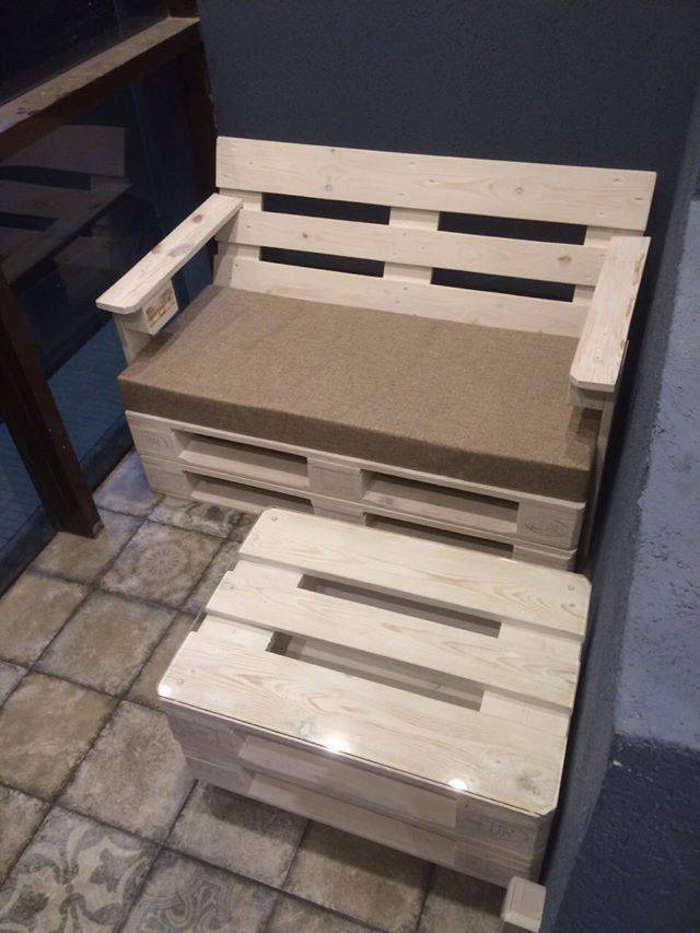 Диван и журнальный столик на балкон автор - woodmorning!pall.