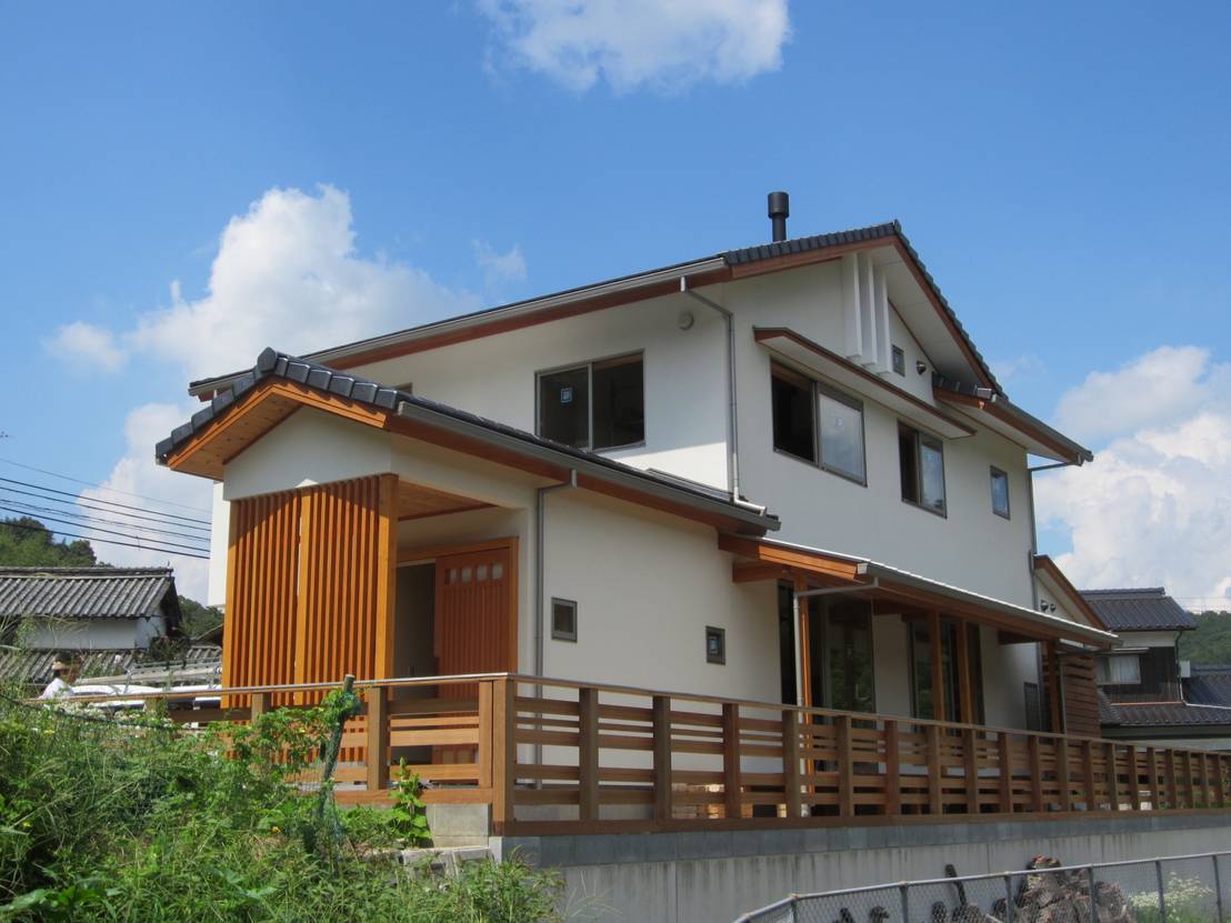 塗壁と薪ストーブのある家 mo邸 Homify 塗壁と薪ストーブのある家 mo邸 Homify