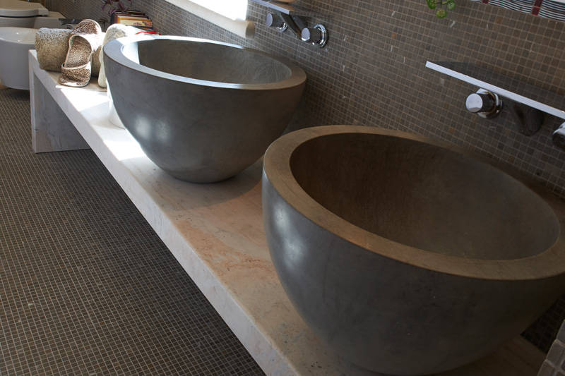 Coppie felici con il mobile bagno con doppio lavabo