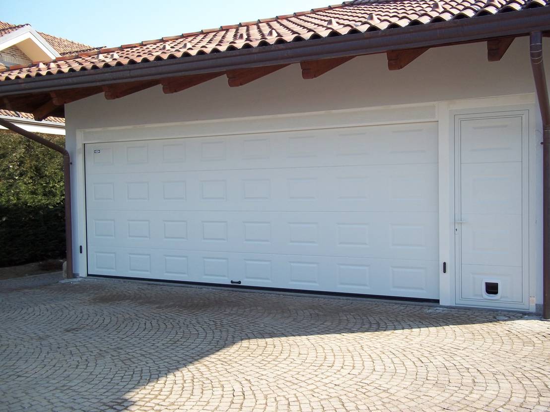 10 vantaggi della porta basculante per garage Porte a libro garage dimensioni