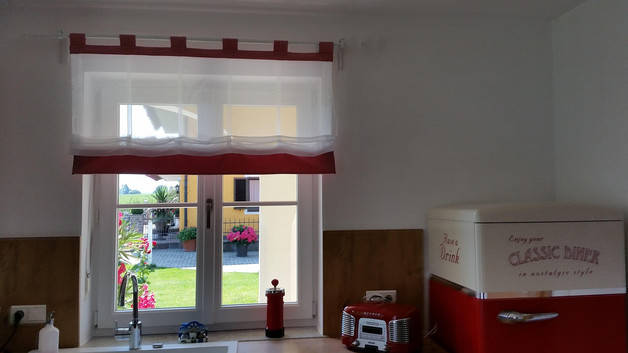 Raffrollo Transparent Mit Rot Weisser Karoborte Befestigung