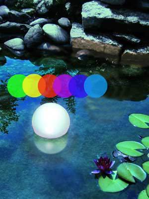 Nächtliche LichtGestaltung mit SolarLeuchtkugeln im Gartenbeet und