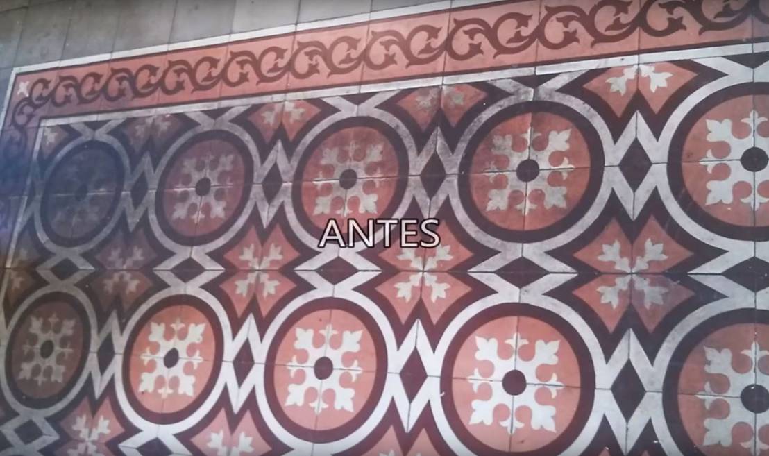 Limpieza y tratamiento de un suelo de mosaico hidráulico muy ...