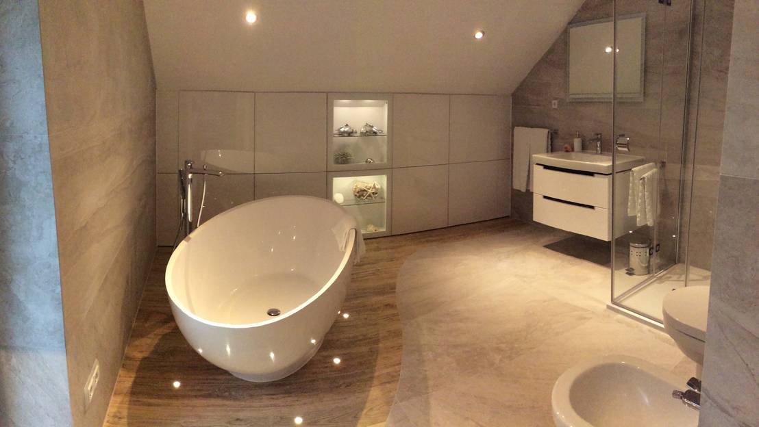 Badezimmer mit freistehender Badewanne von Bädermax von ...