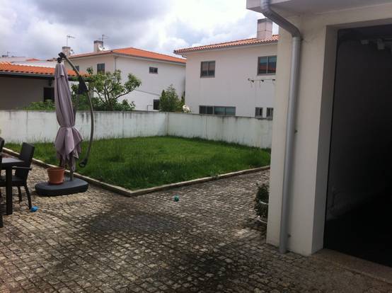 Mira cómo cambiar un patio aburrido como éste.. ¡Se pasó! | homify