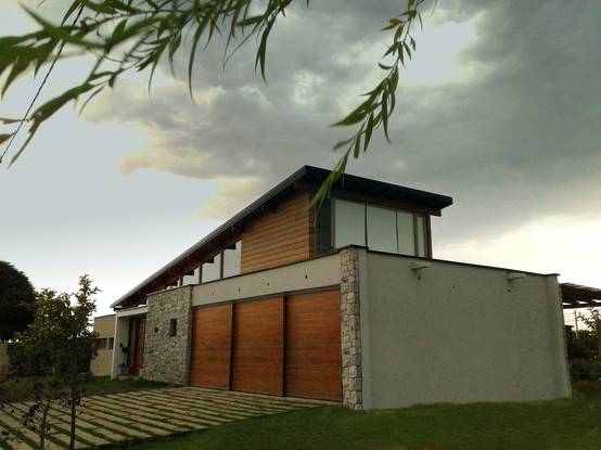 Una casa moderna para los amantes de la piedra | homify | homify