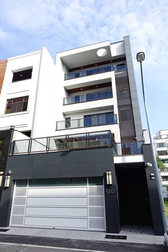 台南透天別墅建案 兩款含車庫的現代風住宅 Homify