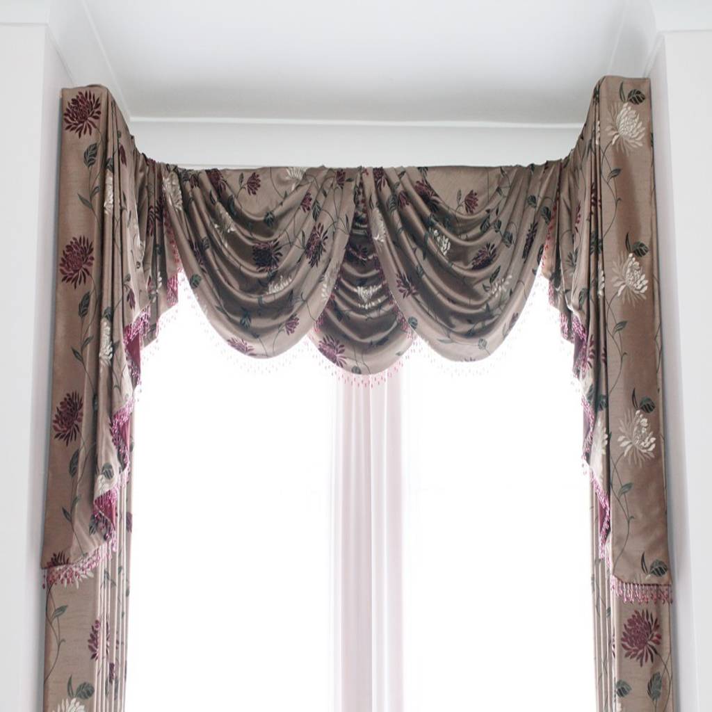 Elegant floral swag and cascade curtain. di alf onnie classico homify