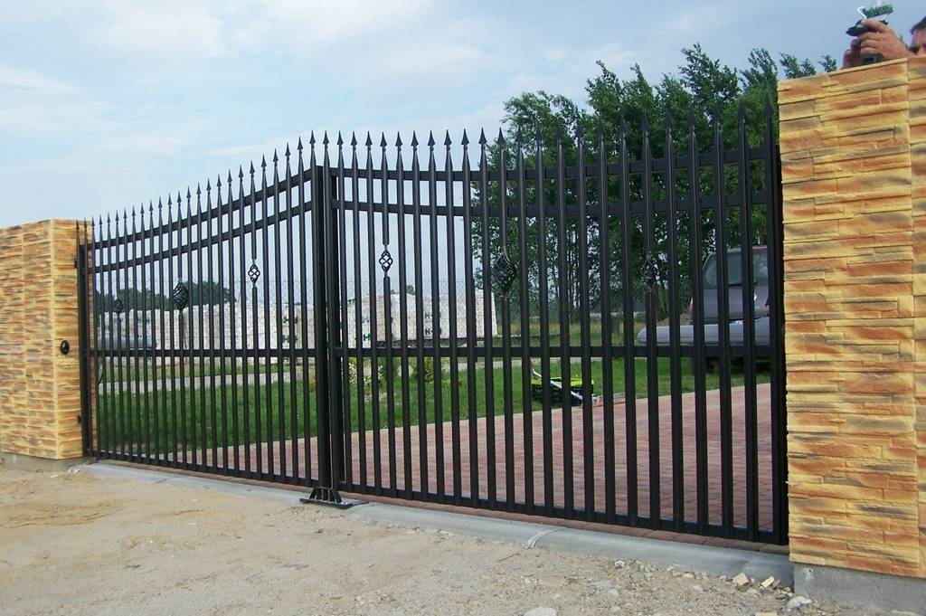 Brama wykonana na bazie sztachetek metalowych , wzór svpg | homify