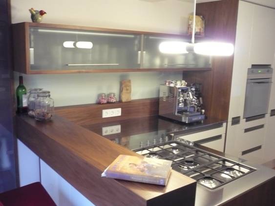 Einbaukuche In Magnolie Hochglanz Mit Nussbau Und Edelstahl Arbeitsplatte Modern Von Kuchen Kaffl Modern Homify