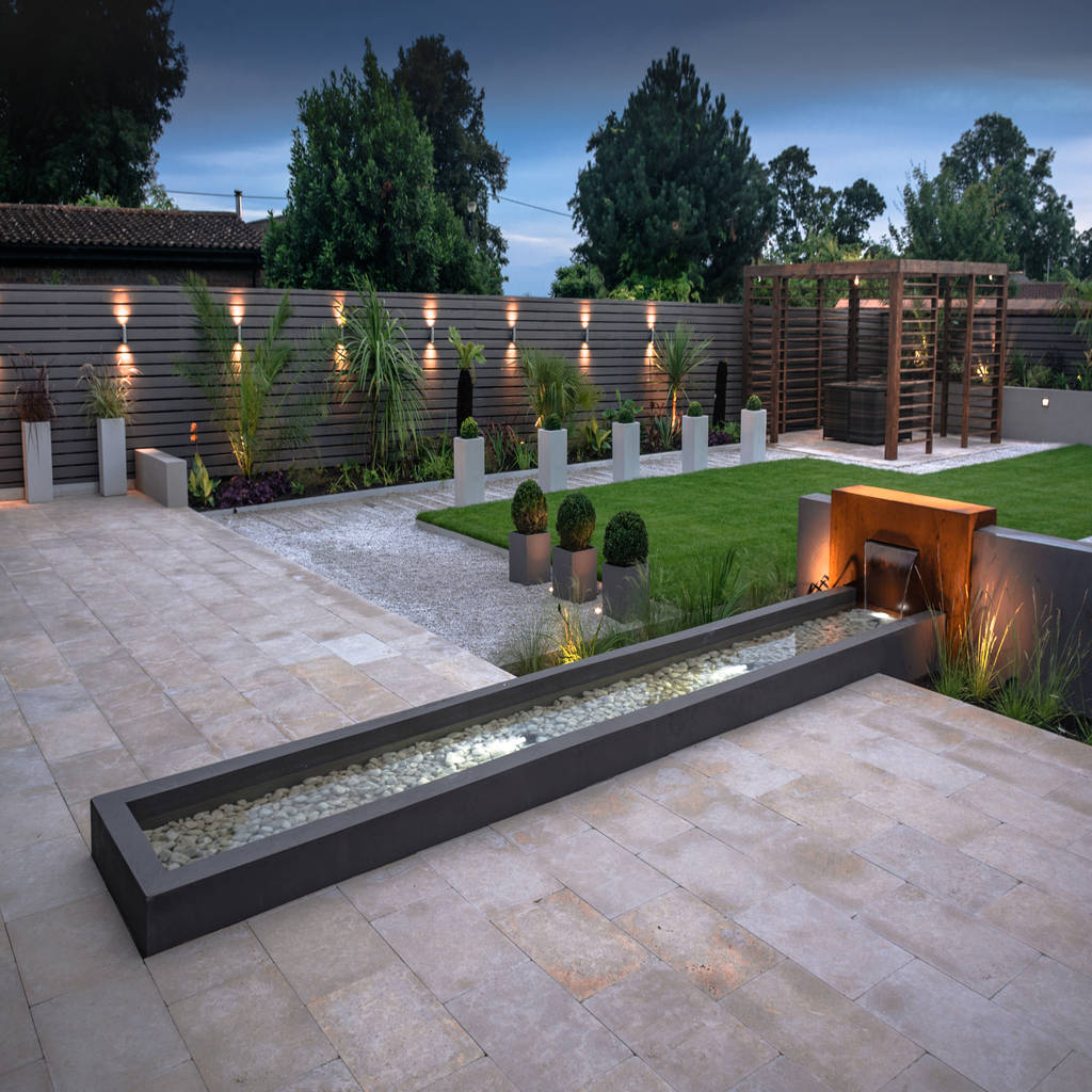 A contemporary industrial garden por robert hughes garden design