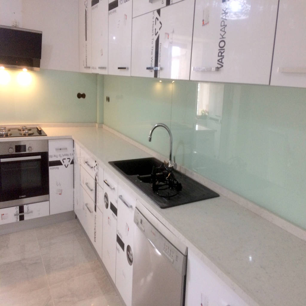 Çimstone mutfak tezgahı ve tezgah arası cam panel kaplama altaş Çimstone mutfak tezgahı ve tezgah arası cam panel kaplama altaş