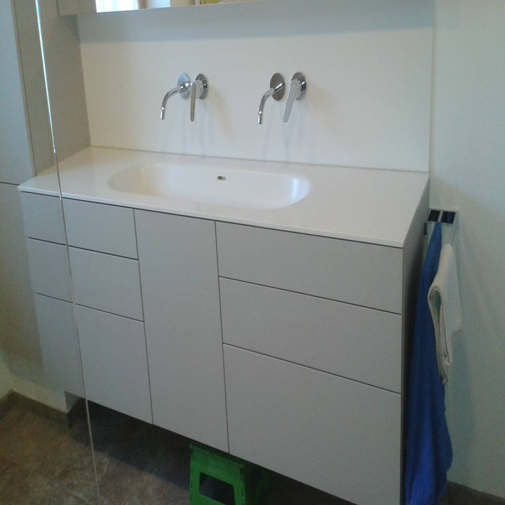 Badmobel Melaminharzbeschichte Matte Platte Corianplatte Mit Integriertem Becken Modern Von Die Einrichtungsidee Modern Homify