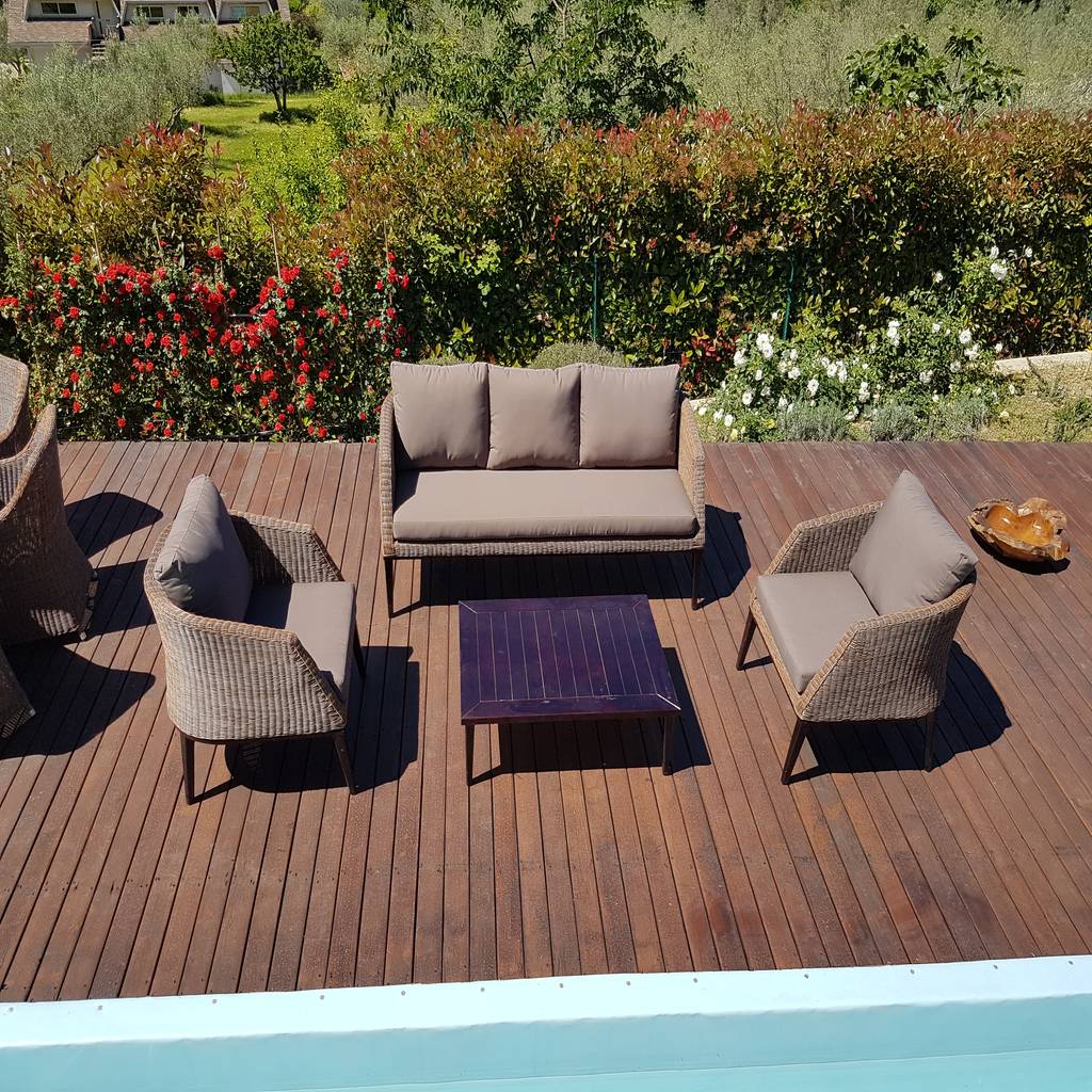 Salotto in rattan sintetico di design con gambe e tavolo ...