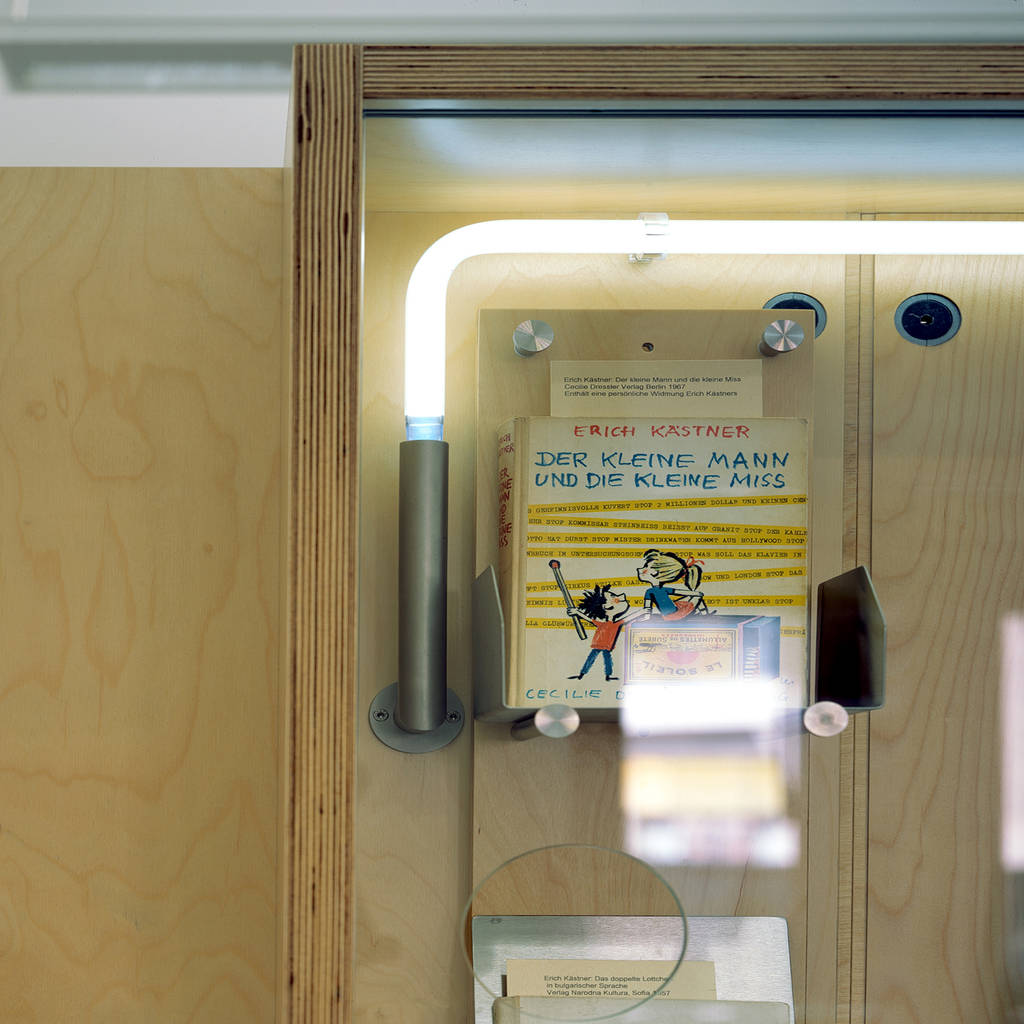 Erich kästner museum detail 2 modern von ruairí o'brien. lichtdesign