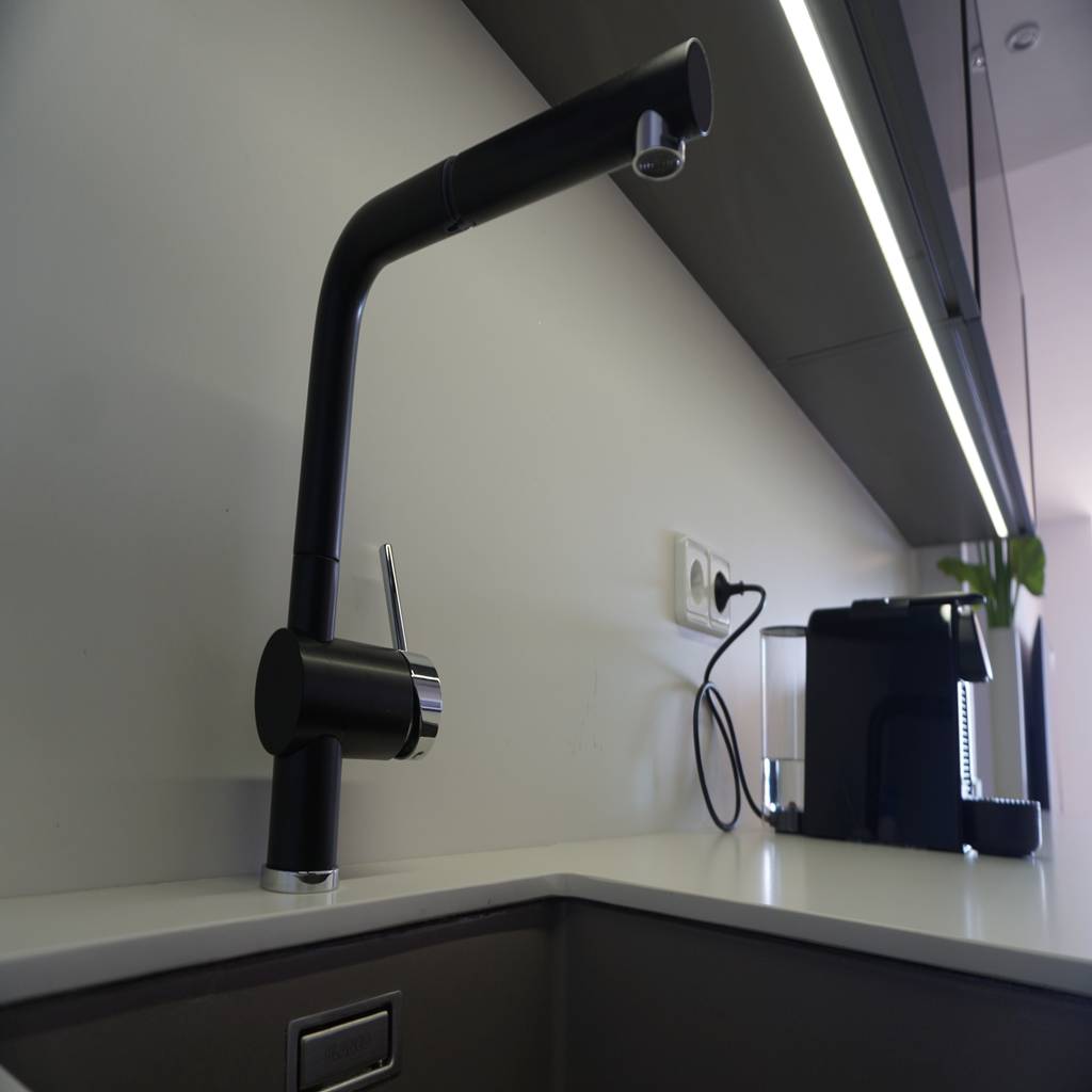 Grifo moderno negro y fregadero granitico marca blanco germany decodan