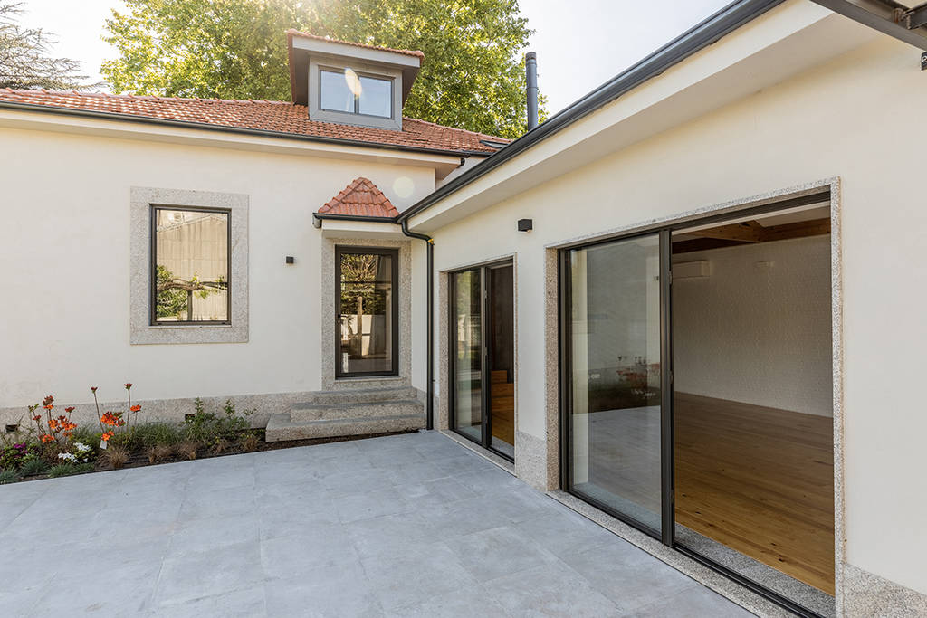 depois-p-tio-exterior-casa-em-s-mamede-arquitetura-shi-studio