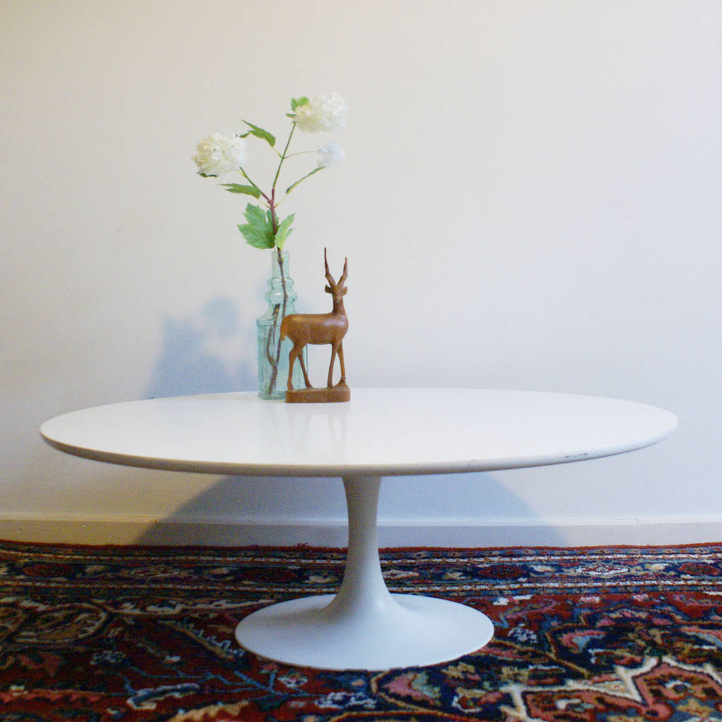 Foto's van een minimalistische woonkamer: witte retro salontafel ...