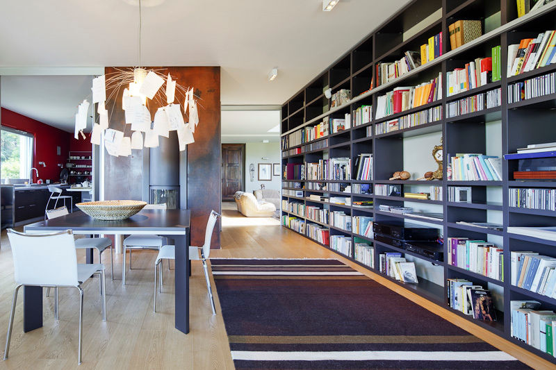 Come organizzare il soggiorno con una grande libreria a parete | homify