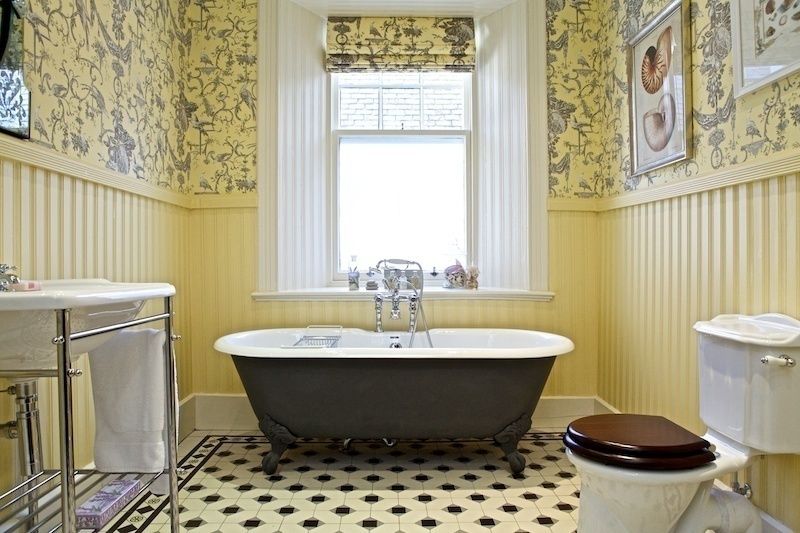 How can I use wallpaper in the bathroom? | homify