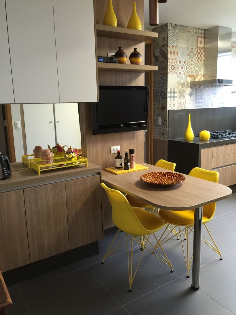 Foto: Cocina Estilo Moderno en Blanco con Mesa Comedor de Marta