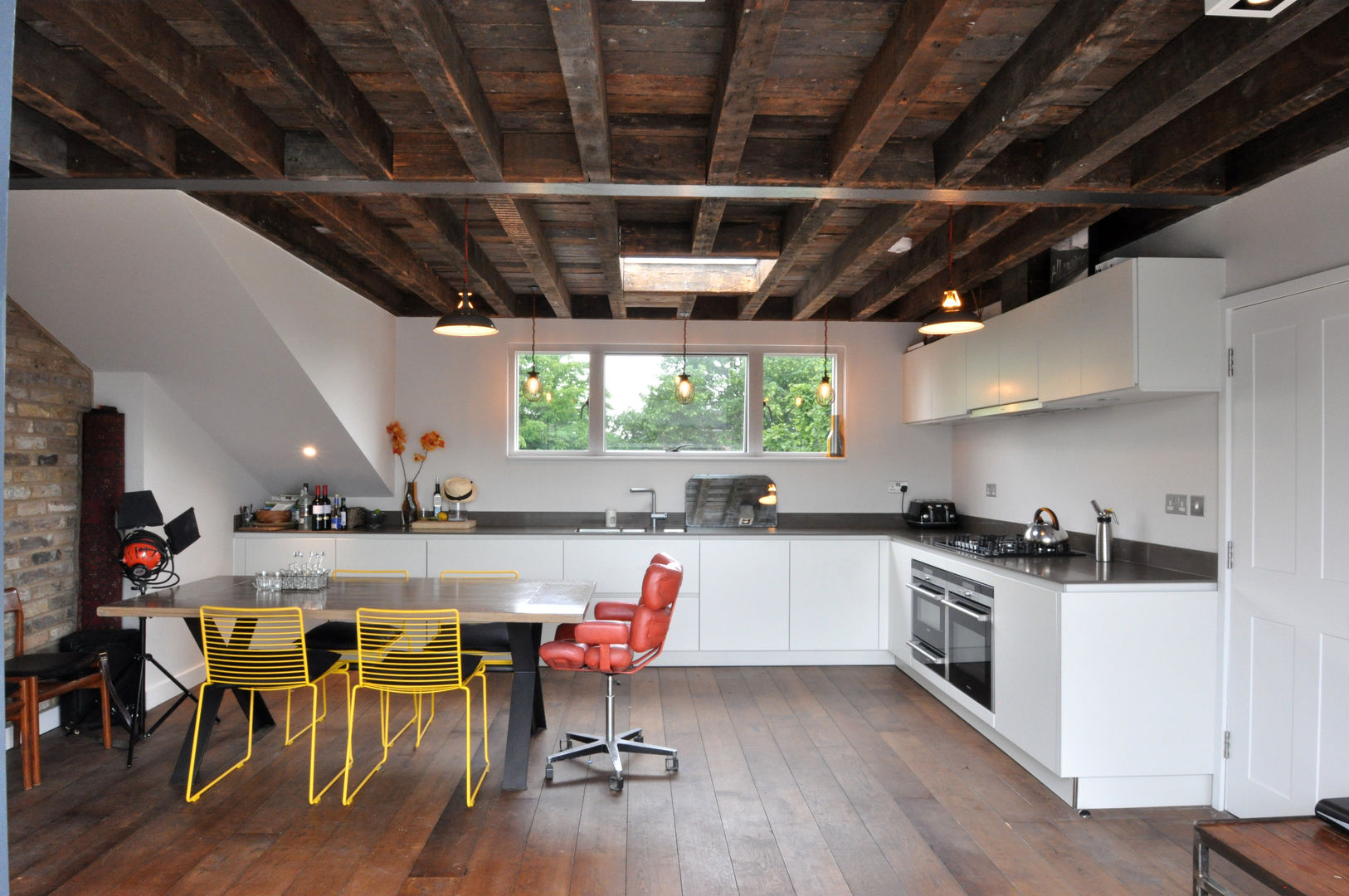 An industrial chic and cozy two-bedroom apartment | homify
