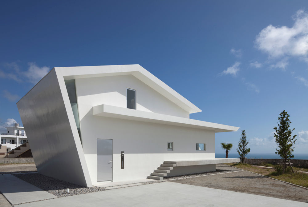 端正なフォルムが青い海と空に映える家 | homify
