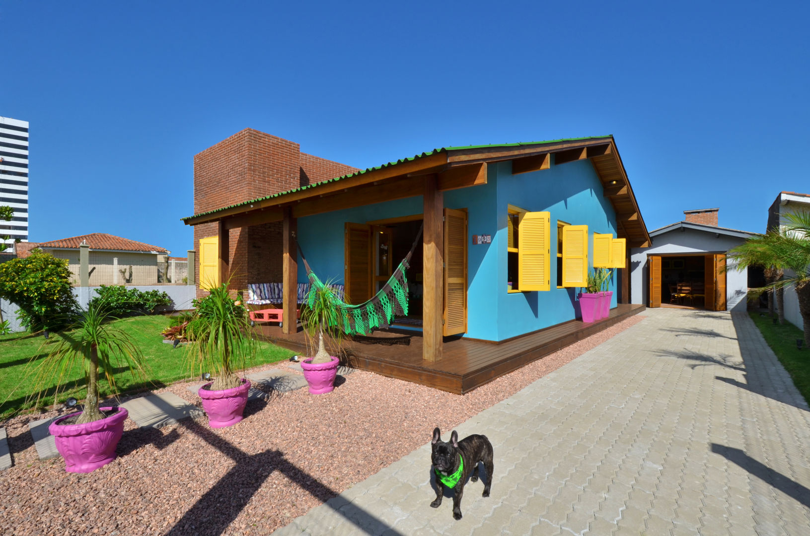 Casas brasileiras: 14 residências com esquadrias de madeira