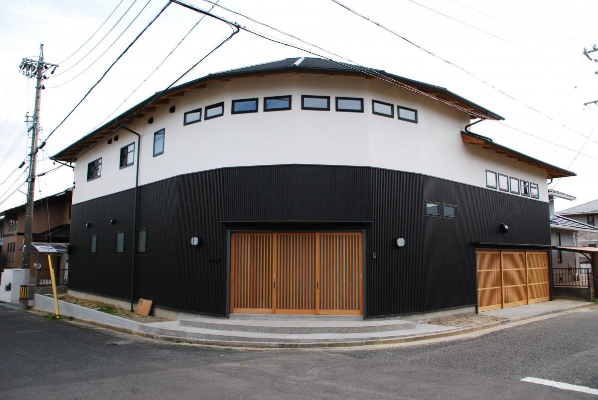 本好きの人必見!自慢のホームライブラリーがある木の住まい | homify