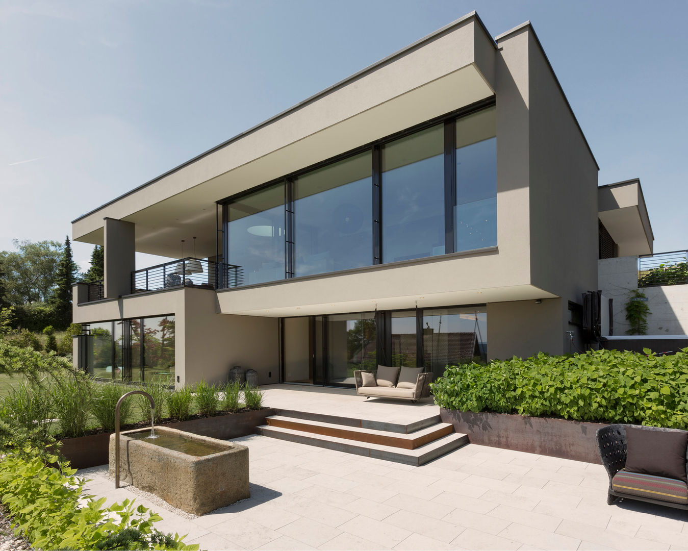 Casa moderna de dos pisos con una diseño interior fabuloso | homify
