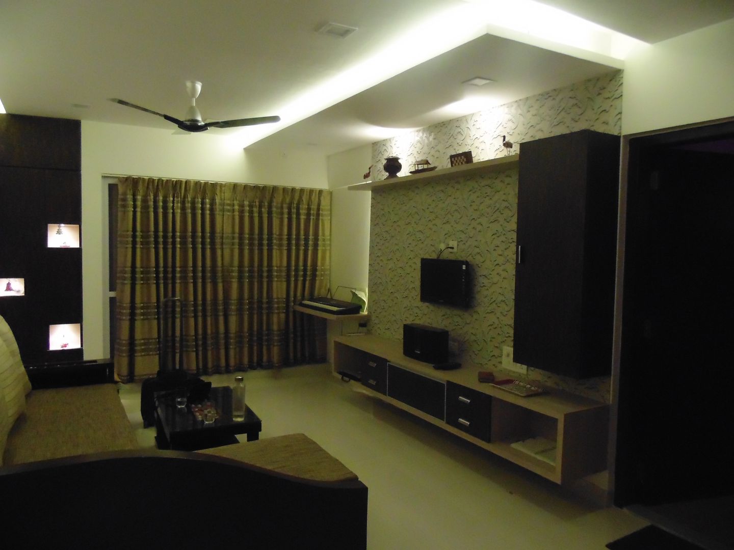 Simple yet Stunning Interior Design Makes a Statement in a Home in Pune ...