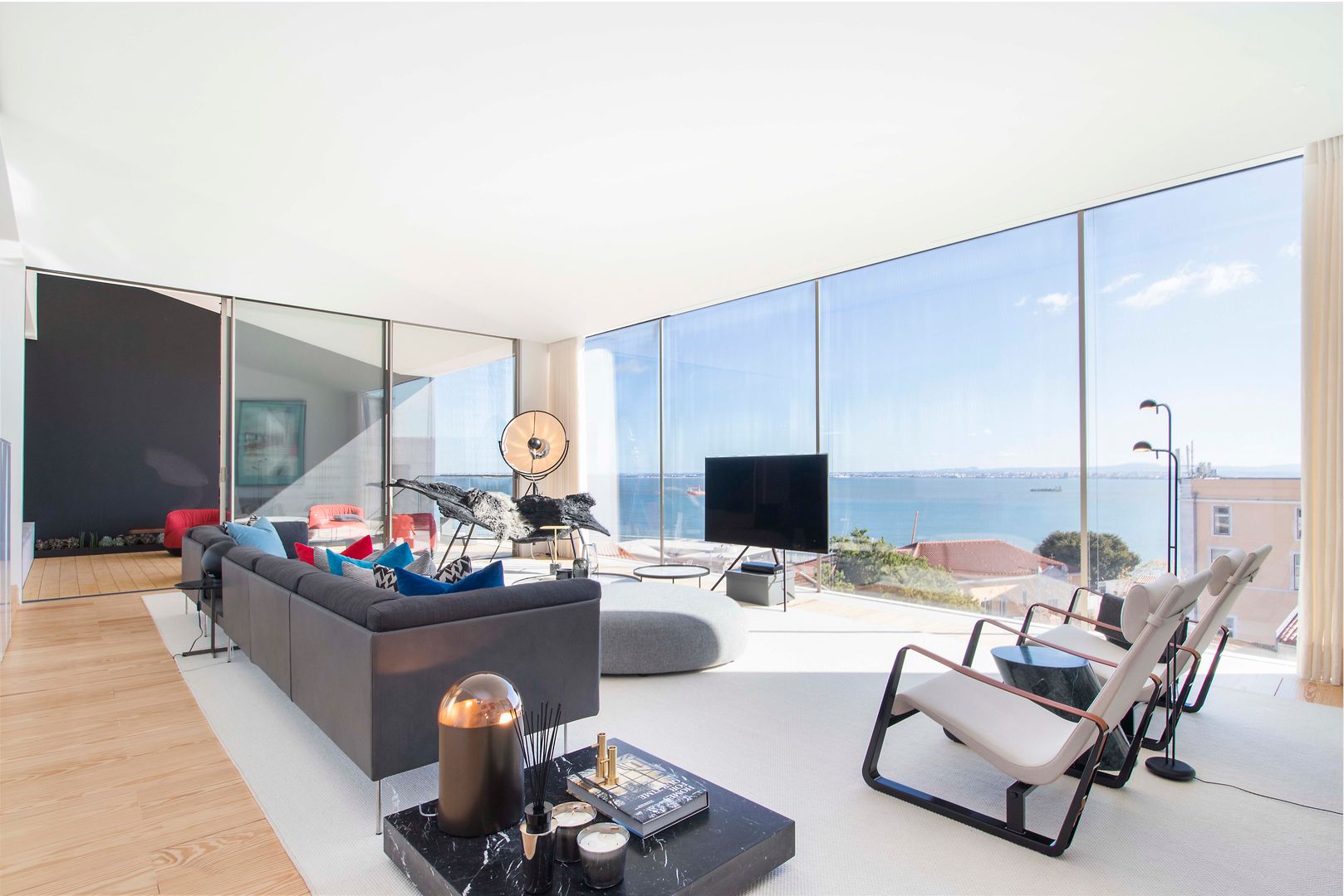 Os interiores modernos e irreverentes de um duplex com uma sublime ...