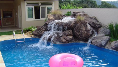 Las cascadas artificiales, uno de los más espectaculares accesorios para  piscinas