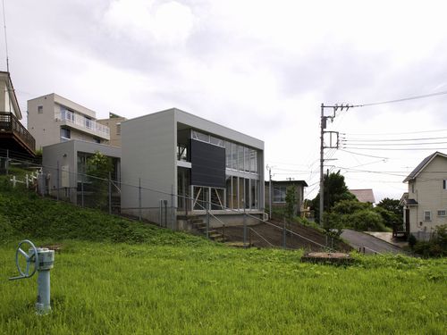 傾斜地に建つガラス張りの家 Homify