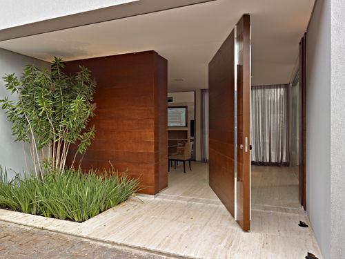 Casa de alto padrão: saiba como escolher portas e janelas de madeira