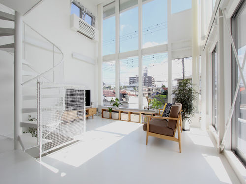 カーテンウォールでつくる青空の住まい Homify カーテンウォールでつくる青空の住まい Homify