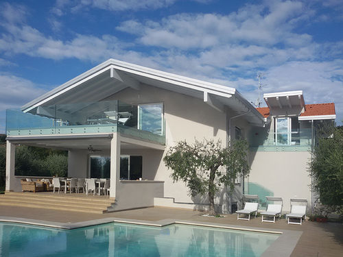 10 Casas De Dos Pisos Que Tienes Que Ver Antes De Disenar La Tuya Homify Si te gustan las casas de dos pisos con terminación moderna, líneas de construcción rectas y amplio jardín frontal, de seguro encontrarás particularmente atractivo este modelo de fachada de casa en tanto que el ingreso principal se encuentra antecedido por un bonito camino de durmientes de madera. 10 casas de dos pisos que tienes que