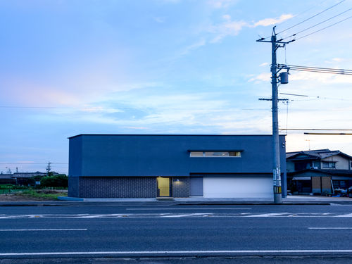 道路沿いでも気にならない 落ち着いた暮らしが可能となったシンプルでモダンな住まい Homify